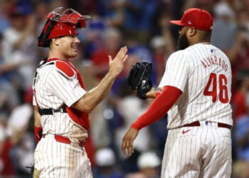 JT REALMUTO, CATCHER DE LOS PHILLIES, SE SOMETERÁ A CIRUGÍA DE RODILLA