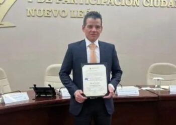 RECIBE MIGUEL FLORES CONSTANCIA DE DIPUTADO