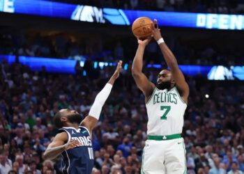 CELTICS TOMAN VENTAJA ANTE LOS MAVERICKS EN LA FINAL DE LA NBA
