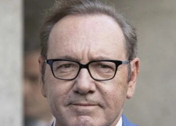 KEVIN SPACEY REAPARECE TRAS GANAR JUICIOS, LLORA EN ENTREVISTA