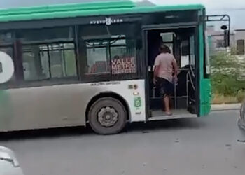 PLEITO VIAL TERMINA EN ATAQUE A CAMIÓN URBANO ¡A MACHETAZOS!