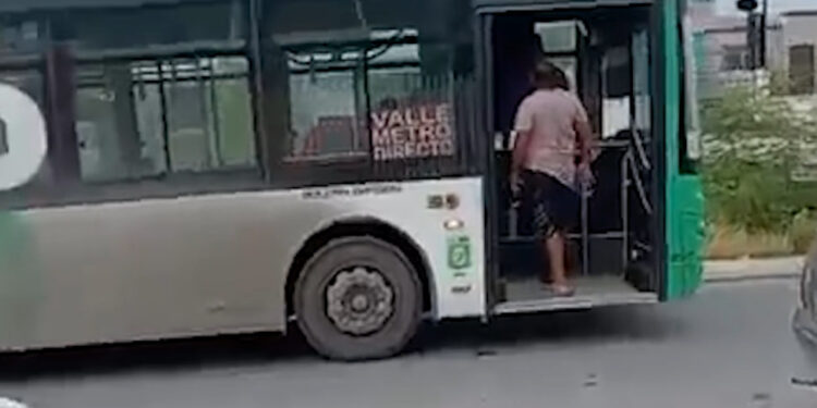 PLEITO VIAL TERMINA EN ATAQUE A CAMIÓN URBANO ¡A MACHETAZOS! 1 PLEITO VIAL TERMINA EN ATAQUE A CAMIÓN URBANO ¡A MACHETAZOS!