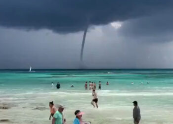 TROMBA MARINA SORPRENDE A VACACIONISTAS EN TULUM
