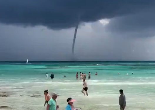 TROMBA MARINA SORPRENDE A VACACIONISTAS EN TULUM 1 TROMBA MARINA SORPRENDE A VACACIONISTAS EN TULUM