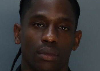 TRAVIS SCOTT ARRESTADO POR INTOXICACIÓN Y ALTERACIÓN DEL ORDEN PÚBLICO