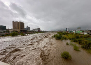 RESCATAN A 80 PERSONAS DE INUNDACIONES EN SANTA