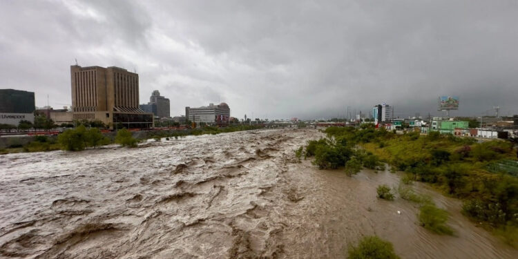 RESCATAN A 80 PERSONAS DE INUNDACIONES EN SANTA