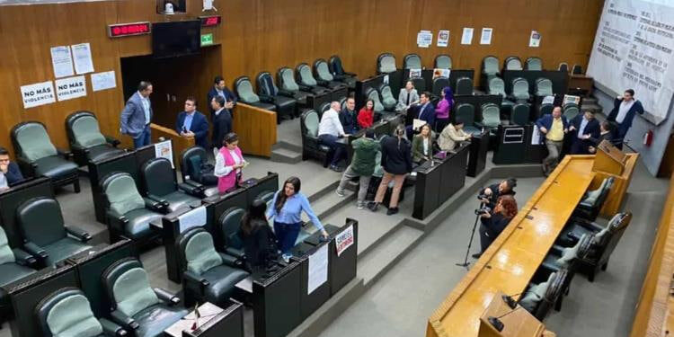 DIPUTADOS SE VAN UN MES DE VACACIONES