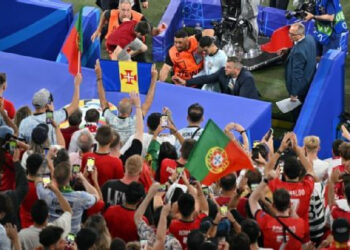 CRISTIANO RONALDO EVITA SER APLASTADO POR UN AFICIONADO