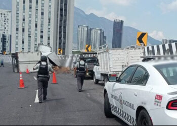 VUELCA TRÁILER CON CERVEZA EN AUTOPISTA A SALTILLO