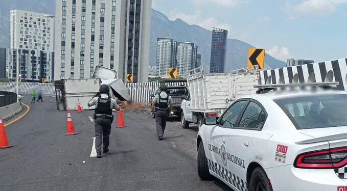 VUELCA TRÁILER CON CERVEZA EN AUTOPISTA A SALTILLO 1 VUELCA TRÁILER CON CERVEZA EN AUTOPISTA A SALTILLO