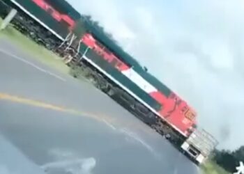 INTENTA OTRO TRAILERO GANARLE EL PASO AL TREN