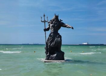 PIDEN YUCATECOS DESTRUIR ESTATUA DE POSEIDÓN PARA QUE DEJE DE LLOVER
