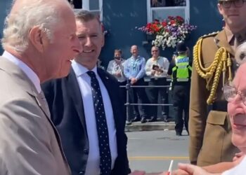 REY CARLOS III BESADO POR UNA MUJER EN VISITA OFICIAL