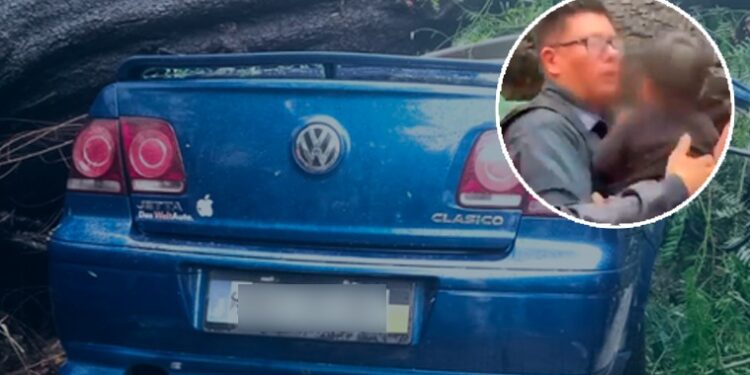 RESCATAN A BEBÉ DE AUTO APLASTADO POR ÁRBOL; MADRE PIERDE LA VIDA