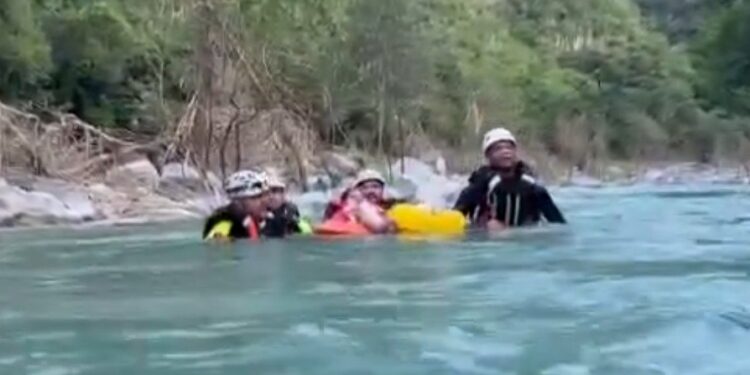 SALVAN A DOS MUJERES EN EL RÍO RAMOS, EN ALLENDE 1 SALVAN A DOS MUJERES EN EL RÍO RAMOS, EN ALLENDE