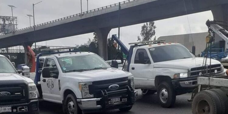 MOVILIZACIÓN DE GRÚAS EN TLALNEPANTLA PROVOCA CAOS VIAL
