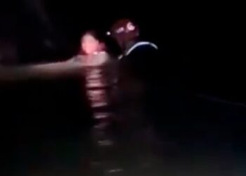 RESCATAN A 11 JÓVENES VARADOS EN RÍO RAMOS