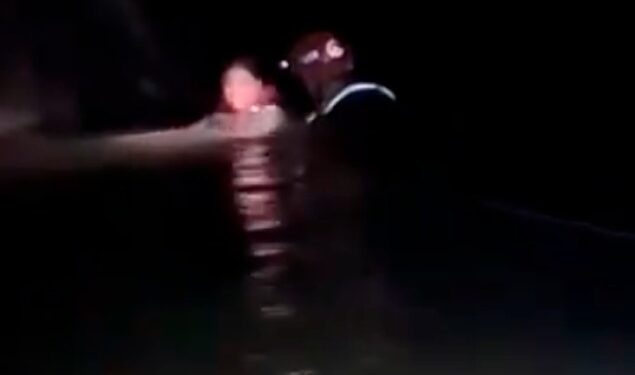 RESCATAN A 11 JÓVENES VARADOS EN RÍO RAMOS