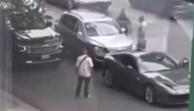HOMBRE Y SUS GUARROS GOLPEAN A CONDUCTOR 1 HOMBRE Y SUS GUARROS GOLPEAN A CONDUCTOR