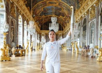 SALMA HAYEK SE PREPARA PARA EL RELEVO DE LA ANTORCHA OLÍMPICA CON “LOSE YOURSELF”