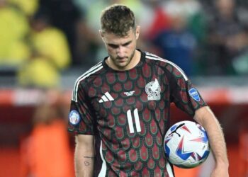 SANTIAGO GIMÉNEZ TRAS LA ELIMINACIÓN DE COPA AMÉRICA: “ES DIFÍCIL ASIMILAR LOS TROPIEZOS”