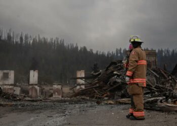 INCENDIO EN PARQUE JASPER, CANADÁ: MILITARES Y BOMBEROS COMBATEN LAS LLAMAS
