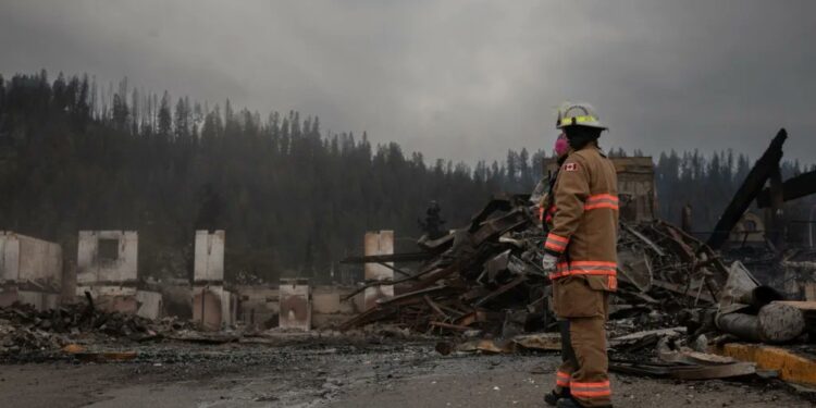 INCENDIO EN PARQUE JASPER, CANADÁ: MILITARES Y BOMBEROS COMBATEN LAS LLAMAS 1 INCENDIO EN PARQUE JASPER, CANADÁ: MILITARES Y BOMBEROS COMBATEN LAS LLAMAS