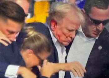 DISPARAN EN MITIN DE TRUMP; LO RETIRAN CON SANGRE EN EL ROSTRO