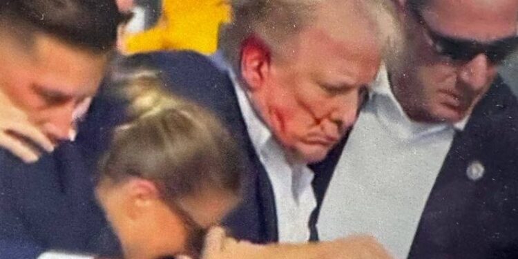 DISPARAN EN MITIN DE TRUMP; LO RETIRAN CON SANGRE EN EL ROSTRO 1 DISPARAN EN MITIN DE TRUMP; LO RETIRAN CON SANGRE EN EL ROSTRO