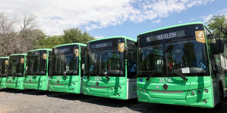 SIGUE MODERNIZACIÓN DEL TRANSPORTE EN NL; VAN POR OTROS 2,500 CAMIONES 1 SIGUE MODERNIZACIÓN DEL TRANSPORTE EN NL; VAN POR OTROS 2,500 CAMIONES