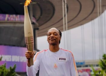 SNOOP DOGG PORTA LA ANTORCHA OLÍMPICA EN PARÍS