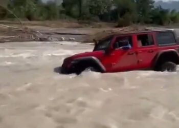 ARRASTRA CORRIENTE A FAMILIA EN JEEP