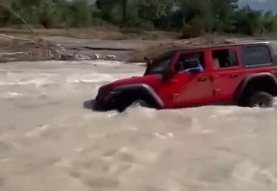 ARRASTRA CORRIENTE A FAMILIA EN JEEP