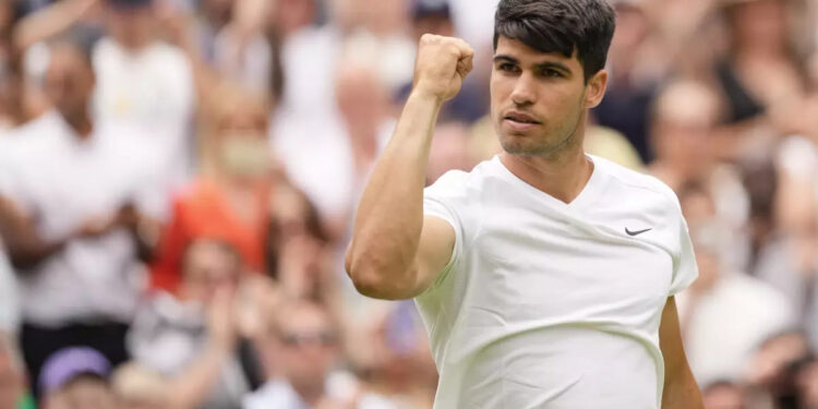 EL CAMPEÓN CARLOS ALCARAZ DEBUTA CON VICTORIA EN WIMBLEDON, SABALENKA SE RETIRA POR LESIÓN