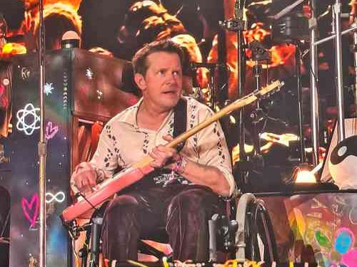 MICHAEL J. FOX SE UNE A COLDPLAY EN UNA EMOTIVA INTERPRETACIÓN DE "FIX YOU" 1 MICHAEL J. FOX SE UNE A COLDPLAY EN UNA EMOTIVA INTERPRETACIÓN DE “FIX YOU”