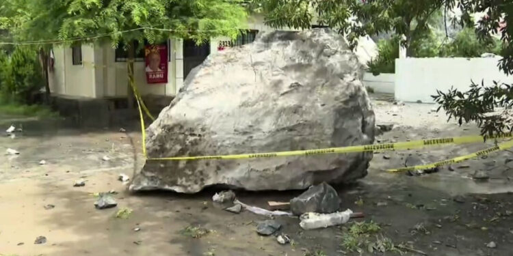 DESLAVE CAUSA PÁNICO EN CERRO DEL TOPO
