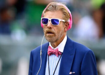 LOS PHILLIES SUSPENDEN A LOCUTOR DE RADIO POR BESO INDESEADO