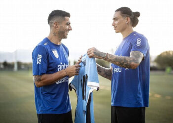 LUIS SUÁREZ CELEBRA 140 PARTIDOS CON URUGUAY Y RECIBE HOMENAJE DE DARWIN NÚÑEZ