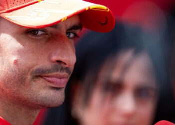 CARLOS SAINZ: FERRARI DISTRAÍDO POR SU FUTURO