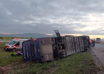 VUELCA AUTOBÚS EN GALEANA: HAY 8 MUERTOS Y VARIOS HERIDOS