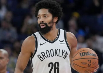 SPENCER DINWIDDIE FIRMA CONTRATO POR UN AÑO CON LOS MAVERICKS