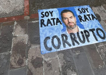 APARECEN MANTAS EN PALACIO DE MONTERREY; ACUSAN DE CORRUPCIÓN A SALIENTES… Y ENTRANTES