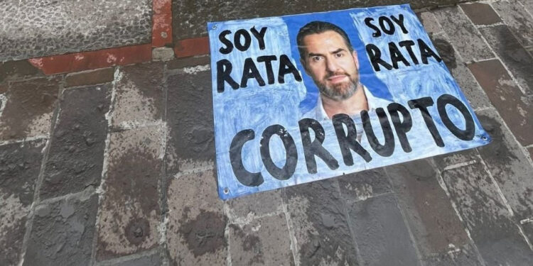 APARECEN MANTAS EN PALACIO DE MONTERREY; ACUSAN DE CORRUPCIÓN A SALIENTES… Y ENTRANTES