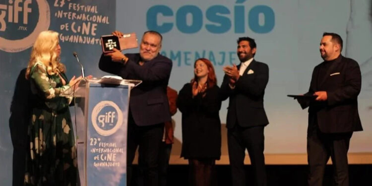JOAQUÍN COSÍO DEDICA RECONOCIMIENTO DEL GIFF A SU FAMILIA 1 JOAQUÍN COSÍO DEDICA RECONOCIMIENTO DEL GIFF A SU FAMILIA