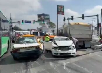 CAMIÓN BAJA TÚNEL SIN FRENOSY CHOCA A 11 VEHÍCULOS