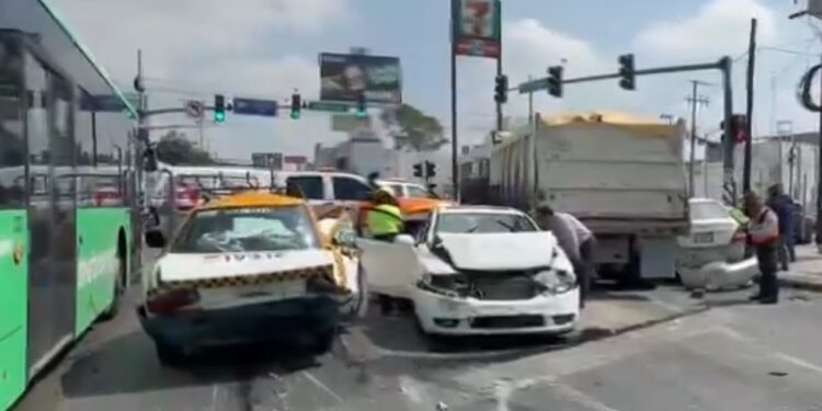 CAMIÓN BAJA TÚNEL SIN FRENOSY CHOCA A 11 VEHÍCULOS 1 CAMIÓN BAJA TÚNEL SIN FRENOSY CHOCA A 11 VEHÍCULOS