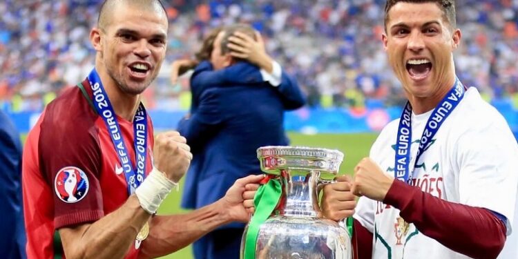 CRISTIANO RONALDO RINDIÓ HOMENAJE A PEPE EN SU RETIRO 1 CRISTIANO RONALDO RINDIÓ HOMENAJE A PEPE EN SU RETIRO