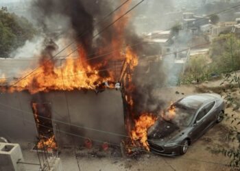 CONECTA TESLA A POSTE DE CFE Y PROVOCA INCENDIO