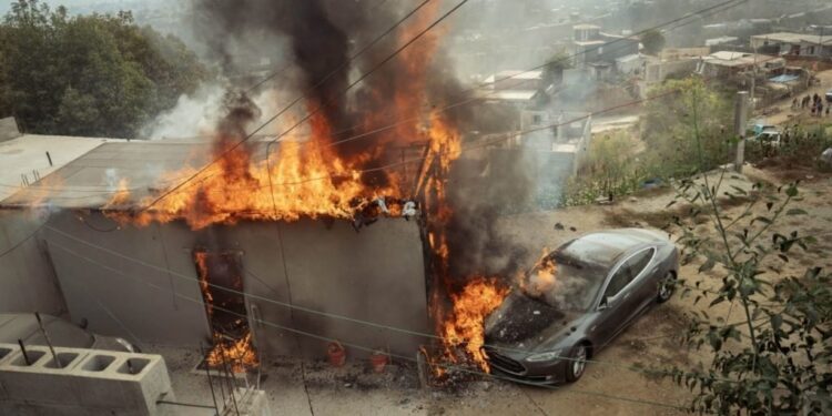 CONECTA TESLA A POSTE DE CFE Y PROVOCA INCENDIO